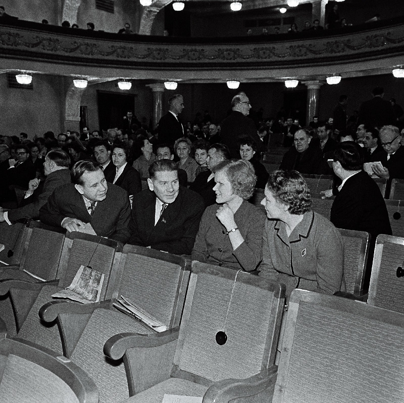 Eestimaa Kommunistliku Partei XIV kongressist osavõtjad (vasakult) sotsialistliku töö kangelane K. Kärber, Tallinna Masinaehitustehase kommunistliku tööbrigaadi brigadir A. Valdov, sotsialistliku töö kangelane „Volta“ tehase stantsija N. Ojasaar ja „Viisaastaku“ kolhoosi zootehnik L. Veinjärv.