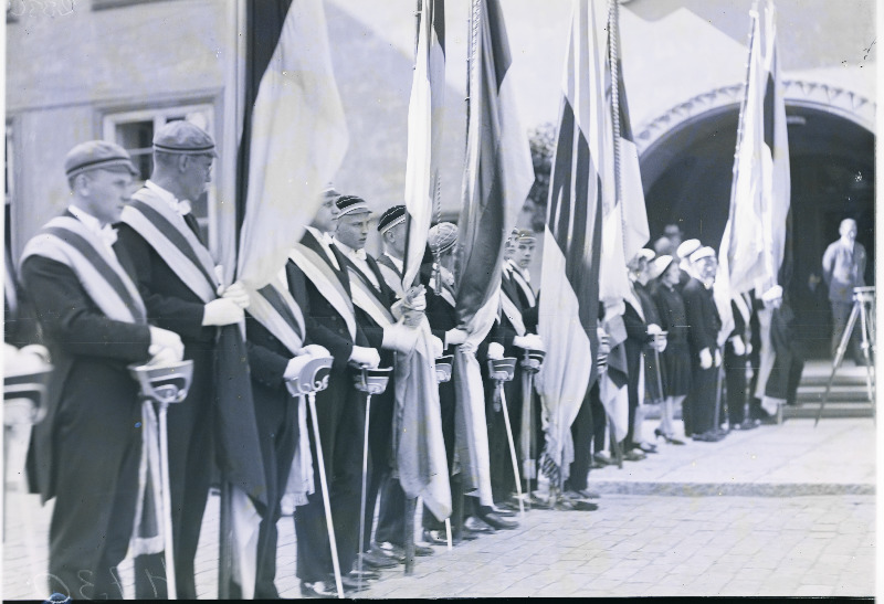 Rootsi kuninga Gustav V tervitama tulnud üliõpilasorganisatsioonide esindajad.