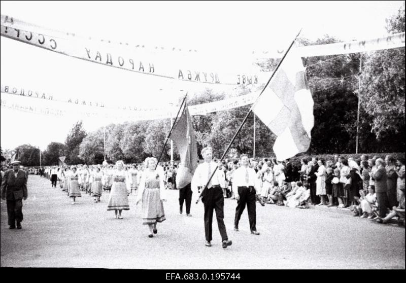 XV üldlaulupeo rongkäik.