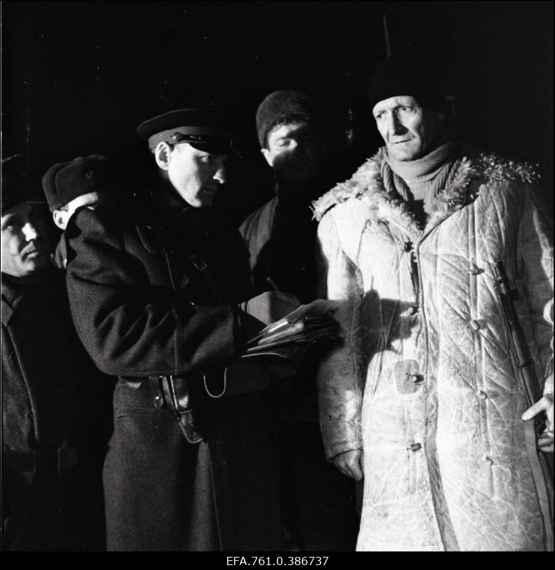 Filmi "Äratus" filmimine. Määritsa lahingu lõpp. Sergei Tšerkassov I ohvitseri osas. Mati Klooren Richardi Sassi osas. Jaan Rekkor Peeter Kängsepa osas.