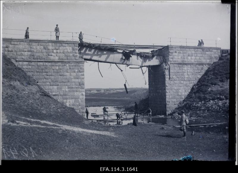 Vabadussõda. Punaväelaste poolt kahjustatud raudteesild Polkovoi raudteejaama lähedal.