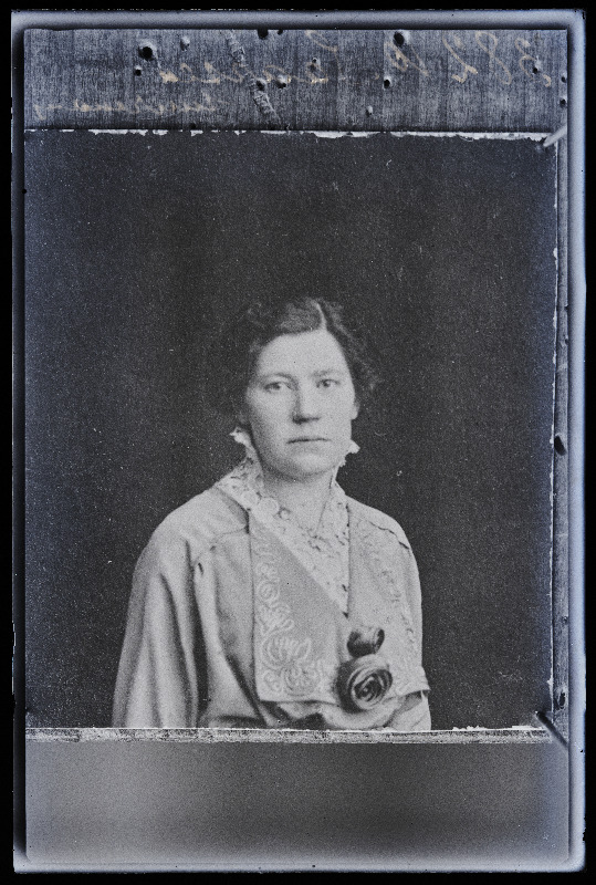 Naise foto, (01.06.1922 fotokoopia, tellija Saarsen).