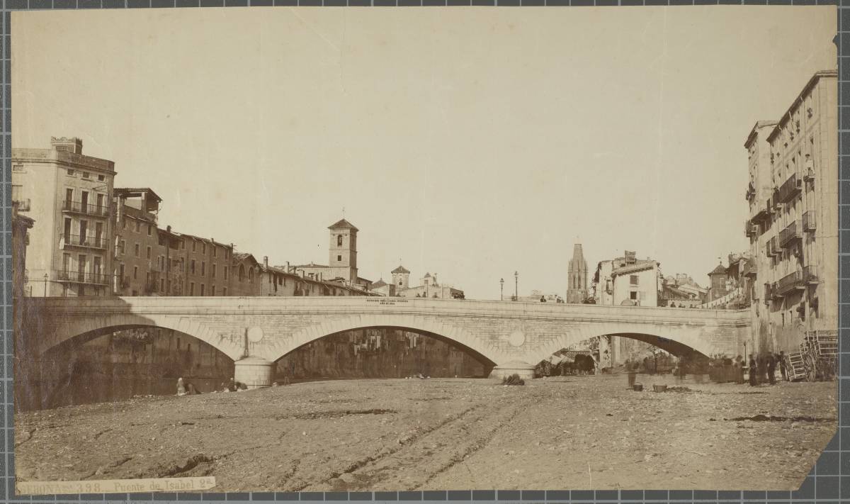 GERONA-398.- Isabel Bridge 2nd - View from the sand of the Stone Bridge, eleven years after its construction In the background, on the left, is remarkable the presence of the old bell tower of Bernardes and the bell convent of Santa Clara, which would be demolished in 1873. On the right is a convent of the promenade