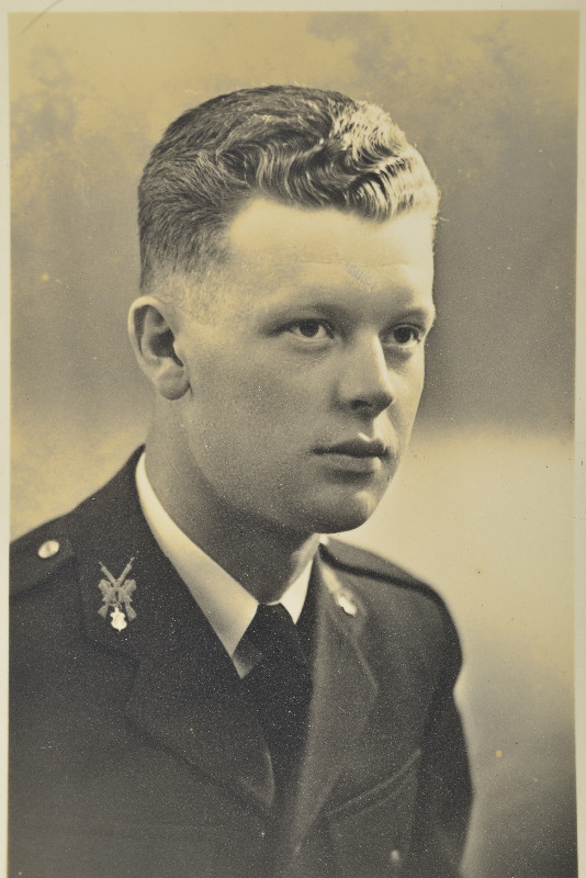 Sõjaväe Õppeasutiste Sõjakooli ohvitserideklasside jalaväeklassis õppiv lipnik Enn Mäevere.