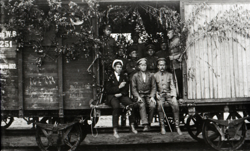 Vabadussõda. 6.Jalaväepolgu ssõdurid Rodenpoisi (Ropaži) raudteejaamas enne ärasõitu Pihkvamaale. II reas istujatest vasakult esimene polgu adjutant leitnant Anton Simmo.