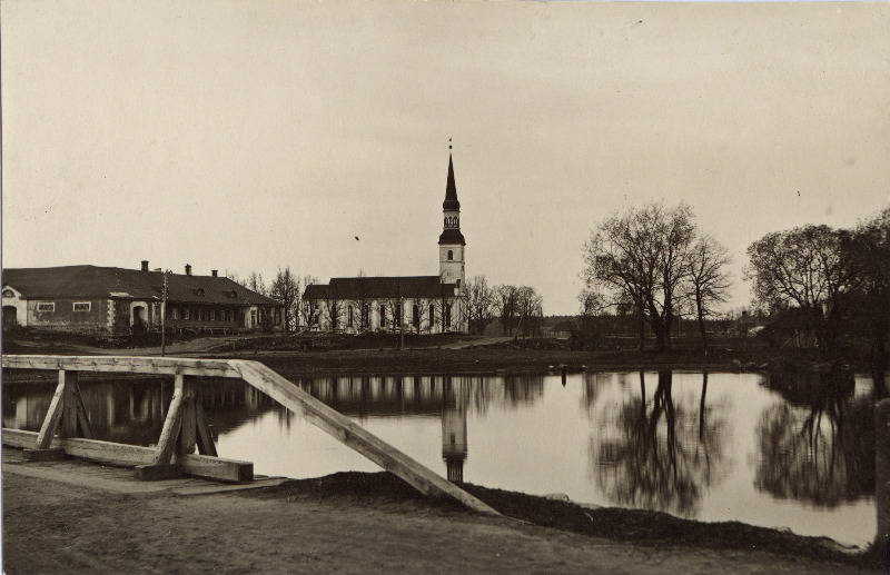 Vaade üle Võhandu jõe paisjärve Räpina Mihkli kirikule ja hobupostijaamale .