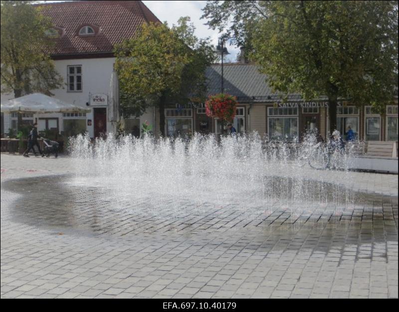 Kuressaare vaade. Keskväljaku purskkaevud.