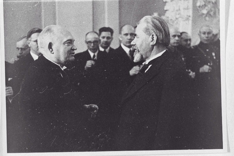 Rahva poolt allveelaevade hävitajale relvade muretsemiseks kogutud 80000 krooni üleandmine riigivanemale Kadrioru lossis. Riigivanem K. Päts vestlemas erukontradmiral  J. Pitkaga.