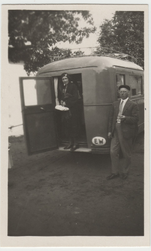 Naine ja mees [Eduard Virgo tuttavad?] auto taustal