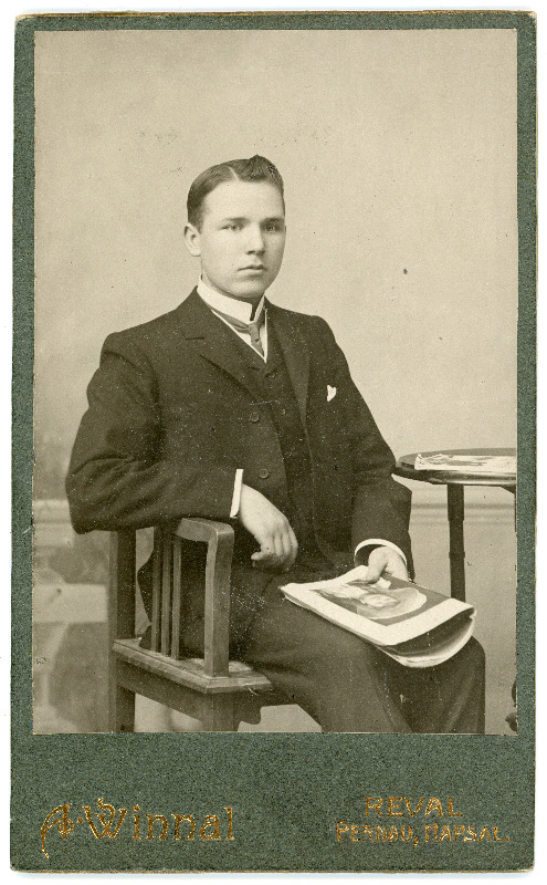 Noormehe fotoportree. D. Aurik ?