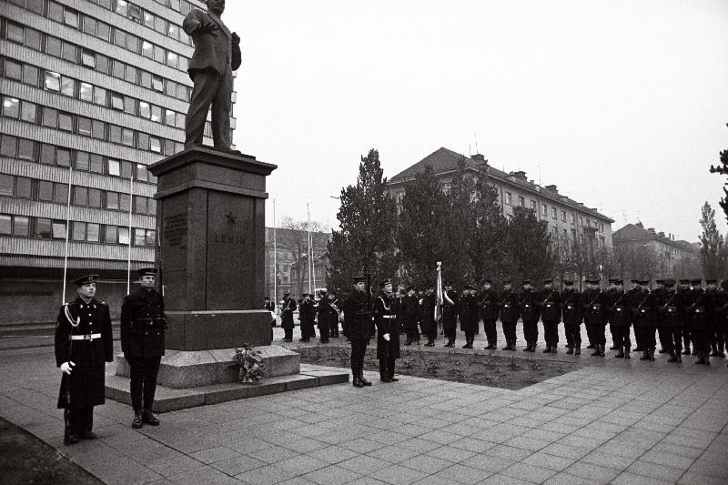 Poola RV laevade visiidist osavõtjad pidulikul tseremoonial V.I. Lenini mälestussamba juures.