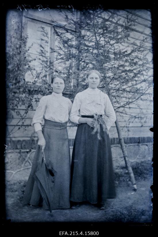 Kaks naist aias, (foto tellija Talts).