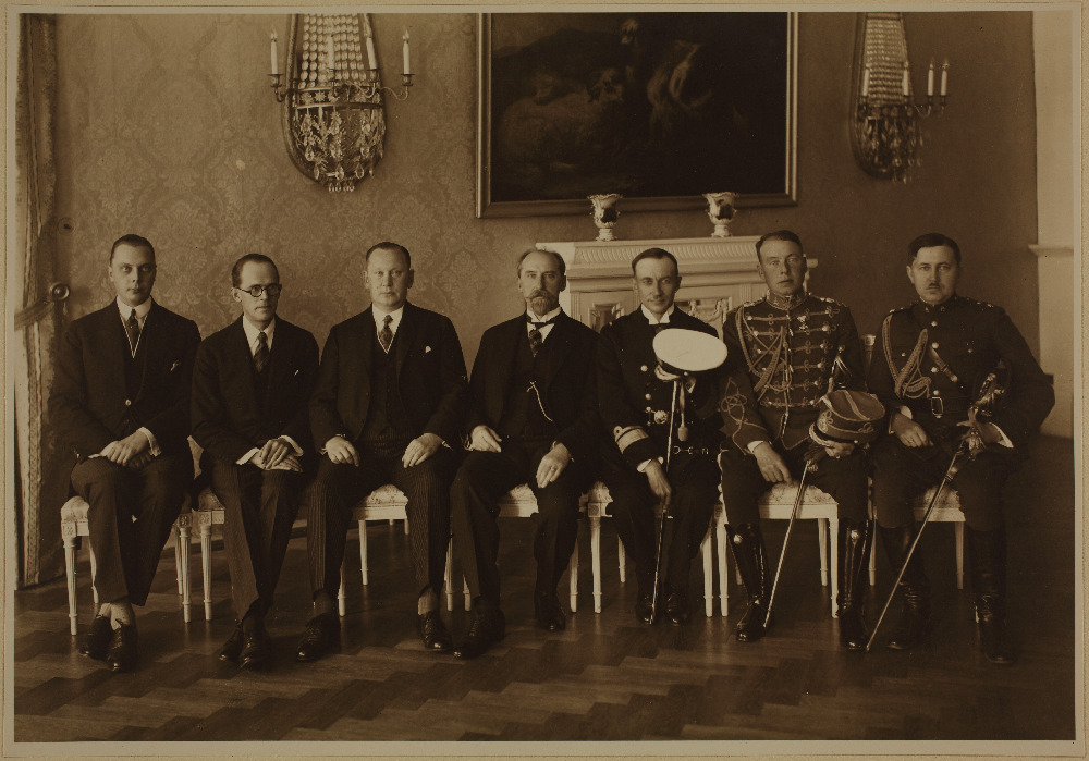 Eesti Vabariigi välissaadikuid ja sõjaväe juhte J. Tõnissoniga.