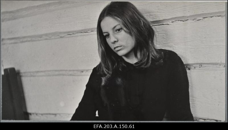 Gerlinda Koppelman Saale osas filmistuudio Tallinnfilm mängufilmis Tütarlaps mustas.