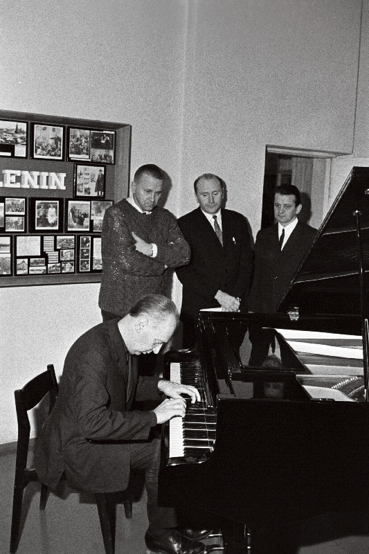 Tallinna Klaverivabriku klaveri "Estonia" mudelile "Ekstra" kvaliteedimärgi andmise komisjoni liige professor Bruno Lukk uut klaverit katsetamas; tagaplaanil  paremalt Tallinna Klaverivabriku peakonstruktor Kaarel Keerme, direktor Kaljo Käspre ja Tallinna Pedagoogiliae Instituudi klaverikateedri dotsendi kohustetäitja Eugen Kelder.