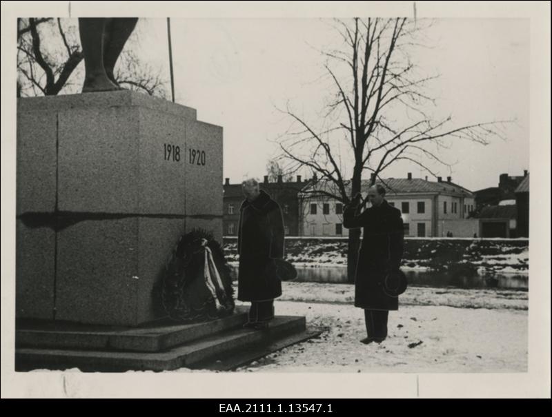 Eesti Skautide Maleva üleriigiline skaudiõppejuhtide nõupidamine Tartus 05.-06.02.1938, Eesti Skautide Maleva peavanem skautmaster N. Kann asetamas pärga Vabadussõja mälestussamba jalamile, tema kõrval saluteerimas skautmaster H. Haamer