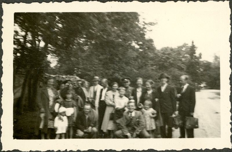 Arnold Mikker kaaslastega grupifotol poseerimas