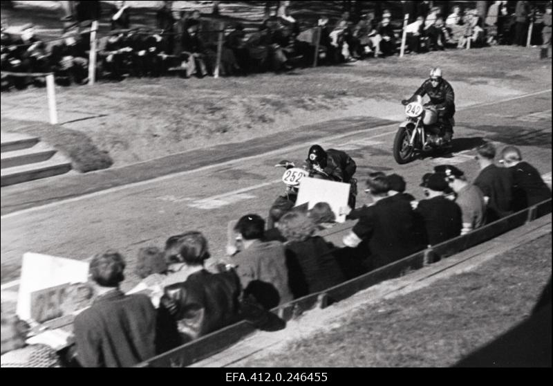 NSV Liidu meistrivõistlused ringrajasõidus. Pirita-Kose-Kloostrimetsa ringrajal motosportlased Jevgeni Gringaut (nr 252, Tööjõureservid) ja Viktor Põlajev (nr 242, Dünamo), 750 cm3 masinaklass.