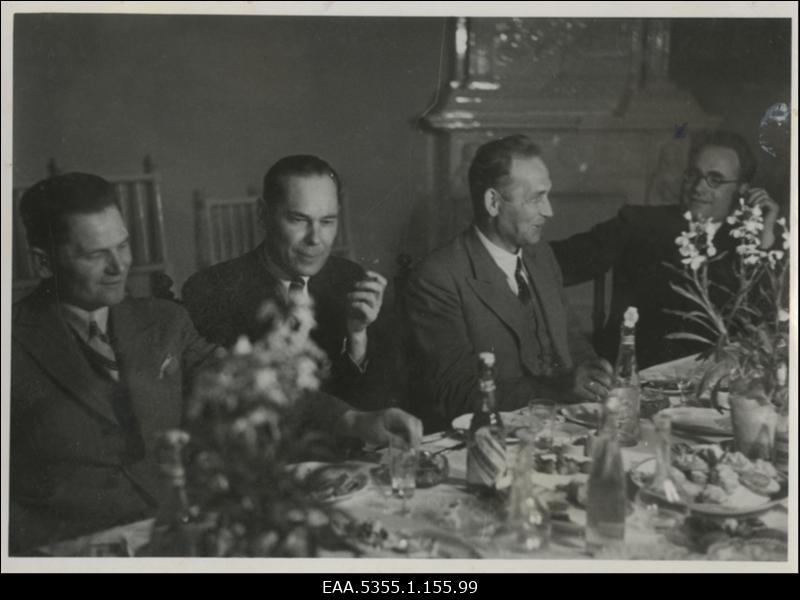 Räpina kõrgema algkooli endiste õpilaste koosviibimine 1940 a. Tartus ohvitseride kasiinos