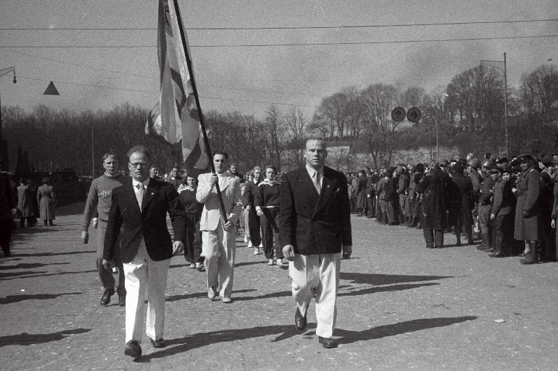 Maailmameister Johannes Kotkas ja meistersportlane M. Linnamägi maiparaadil.