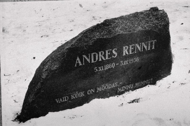 Kirjanik Andres Renniti hauakivi Viljandi kalmistul.