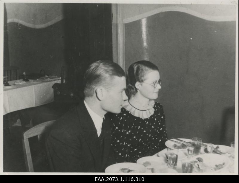 Kirjanik Oskar Lutsu 50. juubeli tähistamine Tartus, Eduard Roone ja Maria Tootson (Sibul) pidulauas