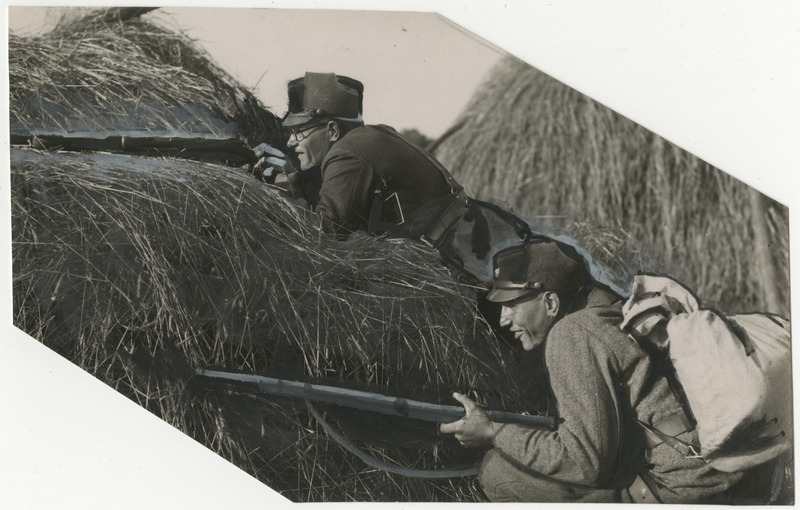 Kaitseliidu suurõppus Antsla manöövrid 29.09.-01.10.1933, kaitseliitlased heinakuhjas Vaabina mõisa lähedal