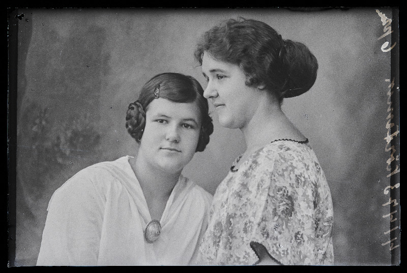 Kaks naist, (foto tellija Kõrtsmik).