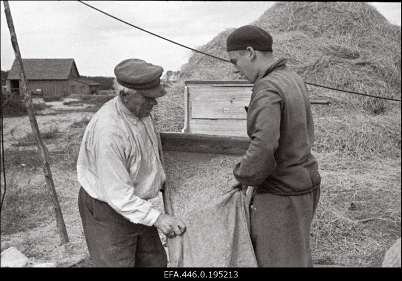 Mehed viljakotiga rehepeksumasina juures.