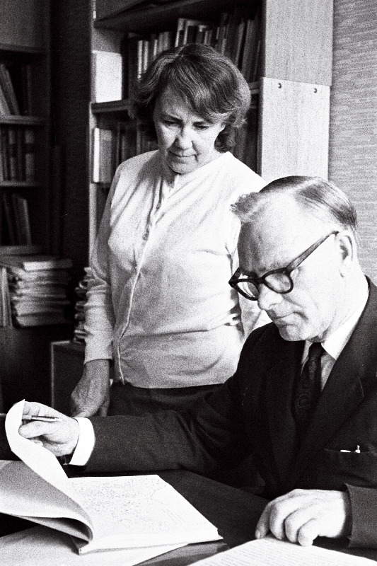 ENSV TA Majanduse Instituudi põllumajandusökonoomika sektori juhataja, majandusteaduse doktor professor Endel Vint ja majandusteaduse kandidaat, vanekm teaduslik töötaja Helgi Eelnurm.