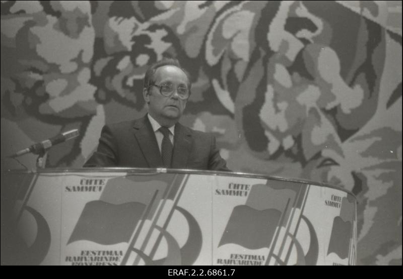 Rahvarinde I kongress Linnahallis. Kõnepuldis Vaino Väljas