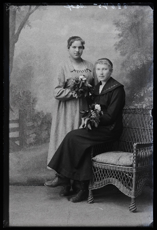 Kaks naist, (foto tellija Aasov).