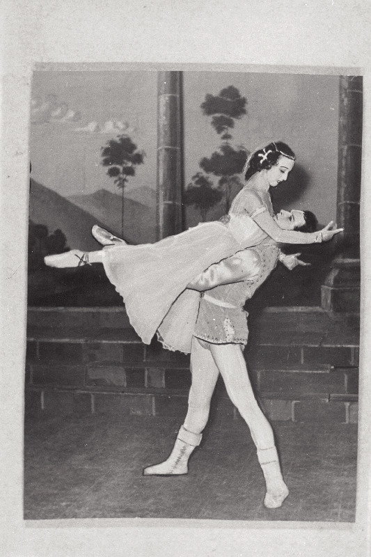 Stseen Glazunovi balletist Raimonda RAT Estonias. Raimonda - Aime Leis, Ungari rüütel Jean de Brume - Verner Loo.