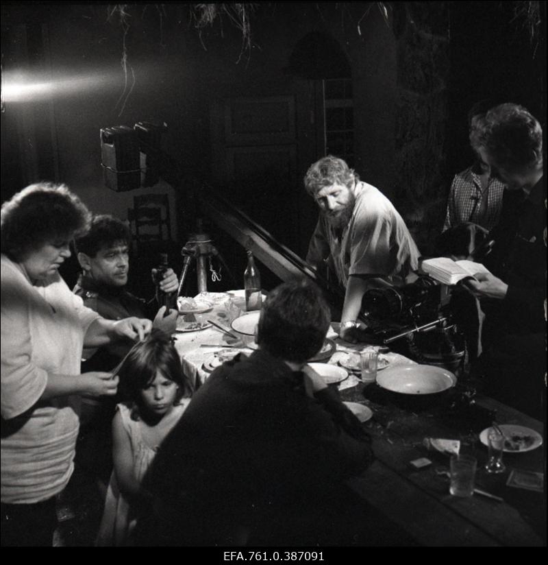 Filmi "Äratus" filmimine. Vennaru talu söömaaja ettevalmistus. Režissöör Jüri Sillart, Sõdurid-küüditajad, Petersonide tütar, tehniline personal.