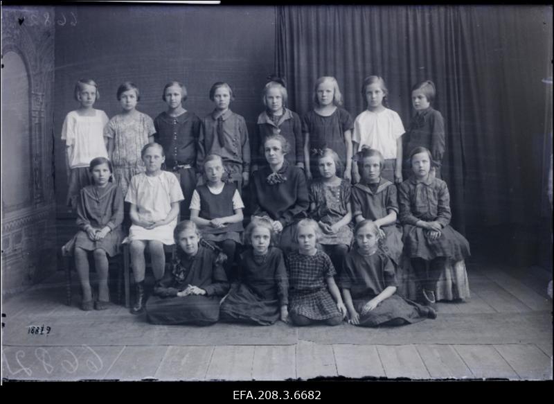 Grupp Paide Algkooli III b klassi õpilasi õpetaja Laarmaniga.
