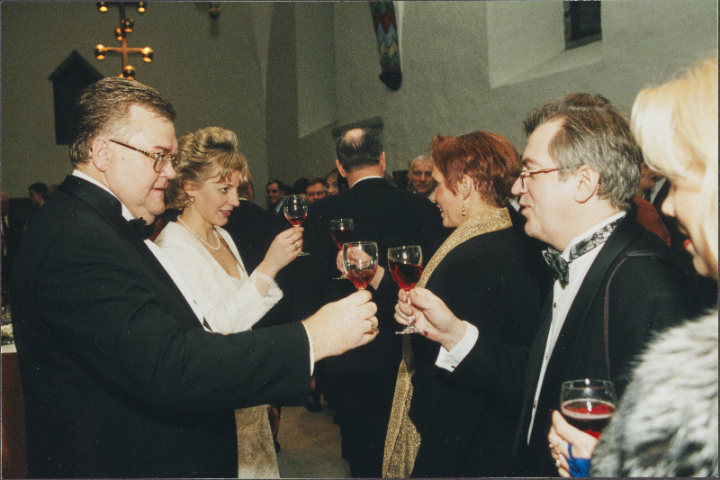 Edgar Savisaare ja Vilja Savisaare pulmapäev. Pruutpaar peopaigas õnnitlusi vastu võtmas.