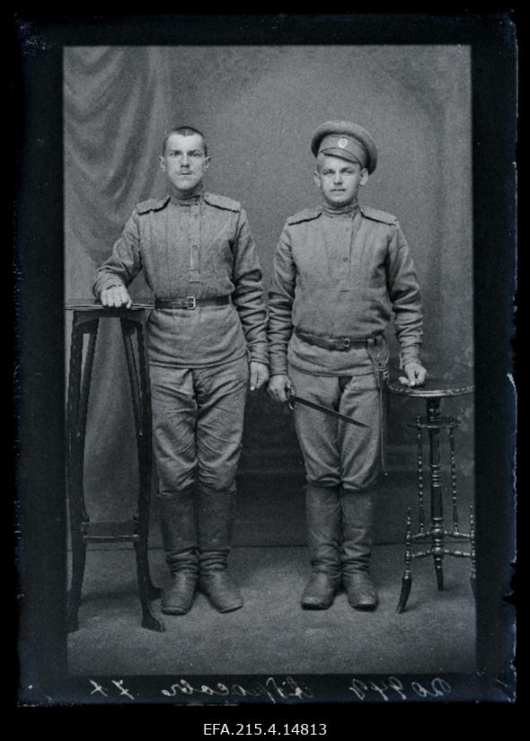 Kaks sõjaväelast, (foto tellija Abrosoff [Abrosov]).