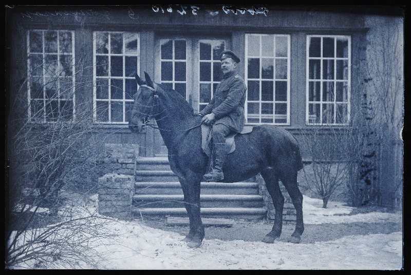 Sõjaväelane Jürgenson hobusel.