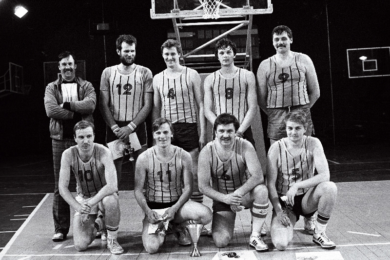 Eesti NSV XII suvespartakiaadi võitja korvpallis Oktoobri rajooni meeskond. Seisavad (vasakult) treener Aleksei Tammiste, Ain Kipper, Heldur Allese, Mart Lööne, Rein Pokla; ees Enn Tull, Ervin Riis, Andres Sõber, Risko Kämärä.
