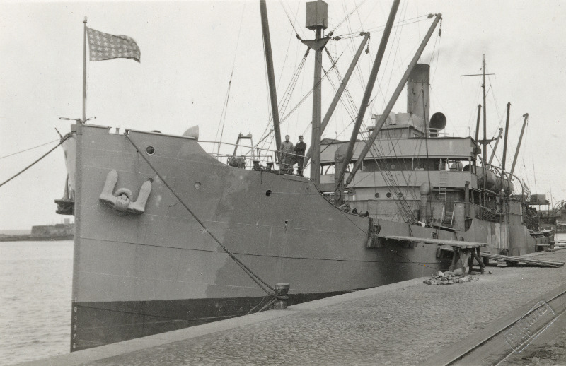 Laev Ameerika Abiandmise Seltsi kingitustega Tallinna reidil.