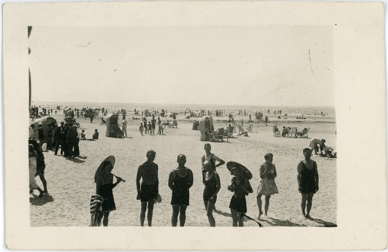 Vaade suvitajaid täis Pärnu rannale