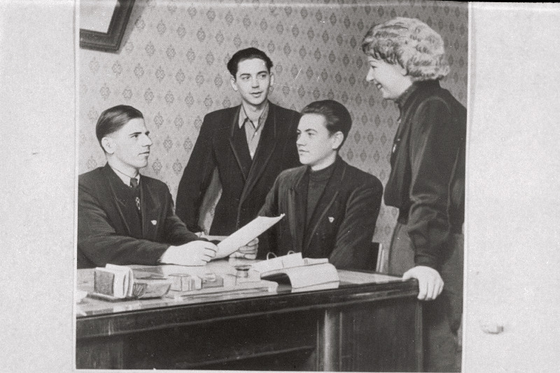 ELKNÜ Tallinna Linnakomitee sekretär Belodorov uudismaale sõitjatega vestlemas.