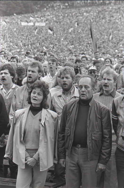 Eestimaa Rahvarinde organiseeritud rahvapidu "Eestimaa laul 88" Lauluväljakul. Esiplaanil EKP Keskkomitee sekretär Vaino Väljas koos abikaasaga.
