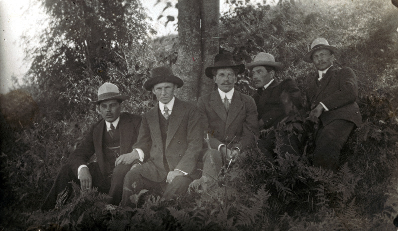 Lohusuu kooliõpetajad. Keskel Bernhard Usai (1888-1958).