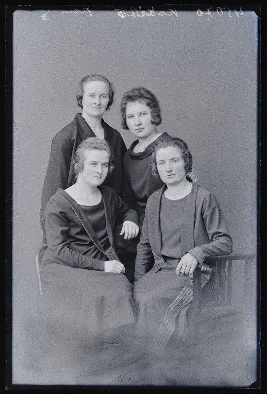 Grupp naisi, (foto tellija Korits).