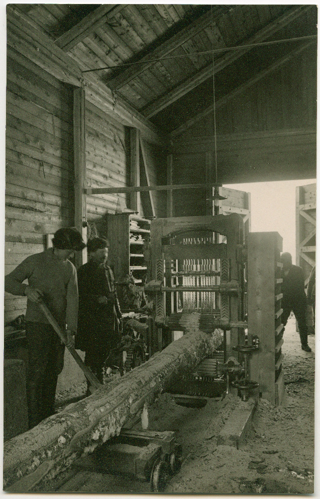 Abja Värnitsa- ja Linatööstuse Ühisuse töötajad töötamas.