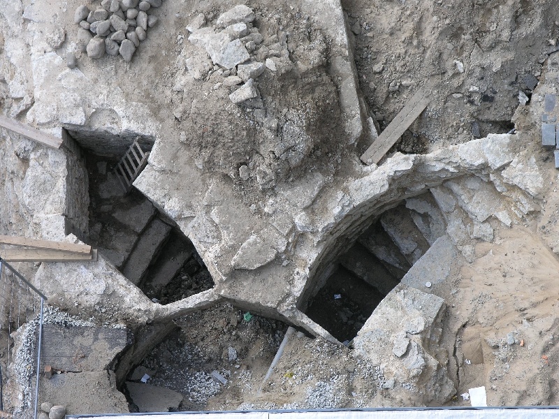 Arheoloogilised väljakaevamised Vabaduse väljakul. Keskaegse Harju 2. eelväravate väljakaevamiste üldvaade.