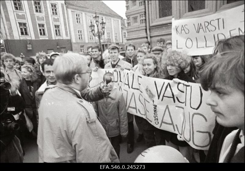 Rahvuslaste organiseeritud Eesti Ülemnõukogu vastane protestiaktsioon Toompeal.