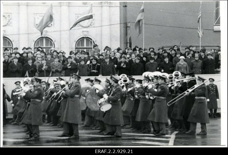 Suure Sotsialistliku Oktoobrirevolutsiooni 60. aastapäevale pühendatud demonstratsioon Tallinnas Võidu väljakul. Partei ja valitsuse esindajad tribüünil ja nende eest mööduv sõjaväelaste orkester