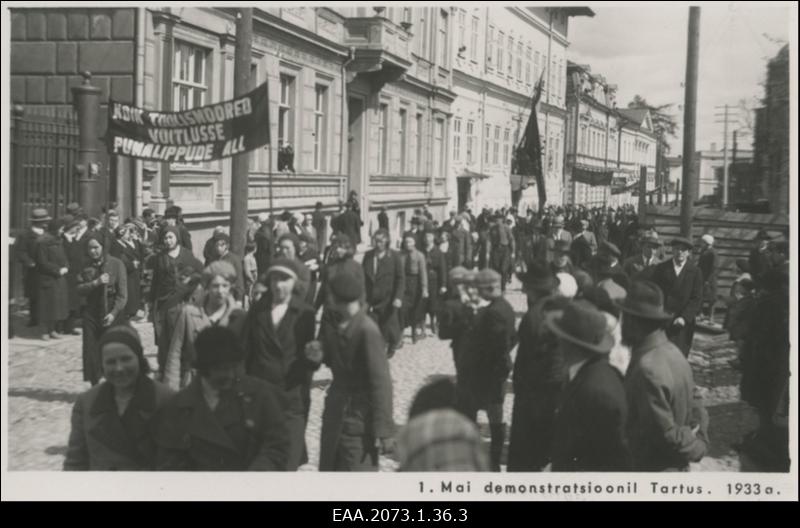 Esimese mai rahvusvahelise töörahvapüha demonstratsioon Tartus 01.05.1933, rongkäik Laia ja Jaani tänava nurgal
